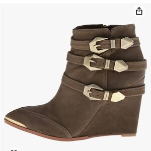 Vince Camuto Kannon in olive drab leather size 8 wedges